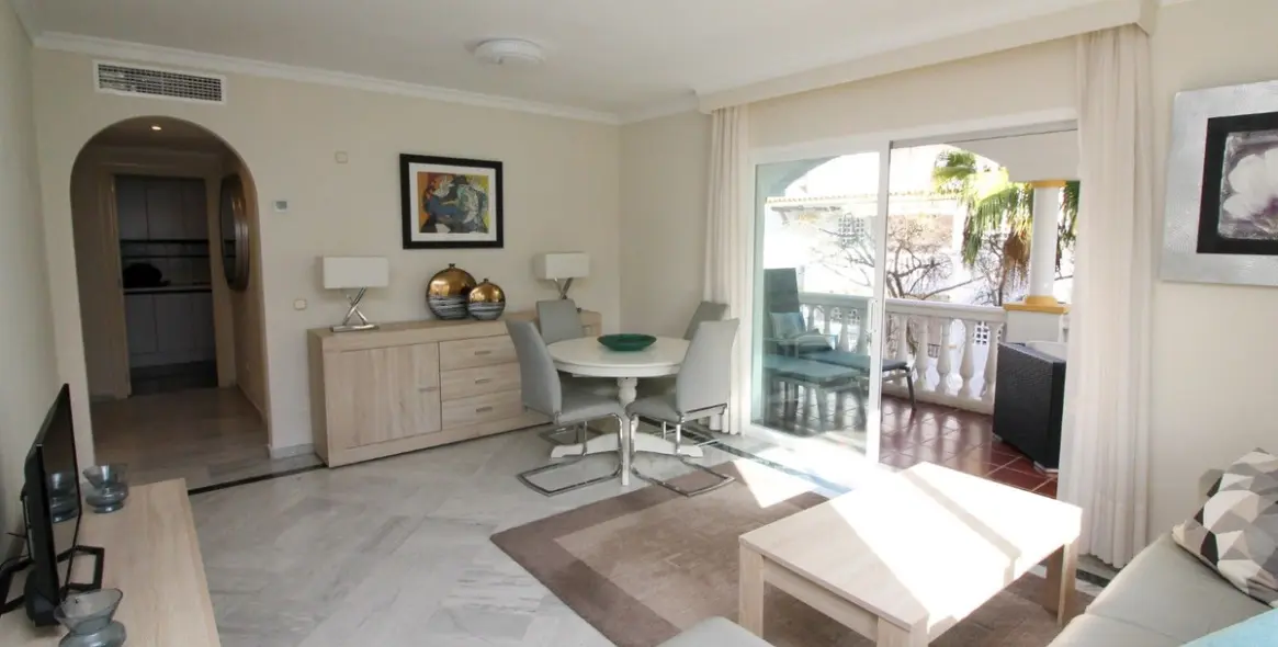 Venta de apartamento en planta media en The Golden Mile 4