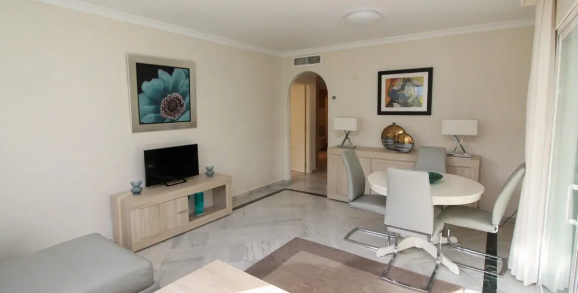 Venta de apartamento en planta media en The Golden Mile 6