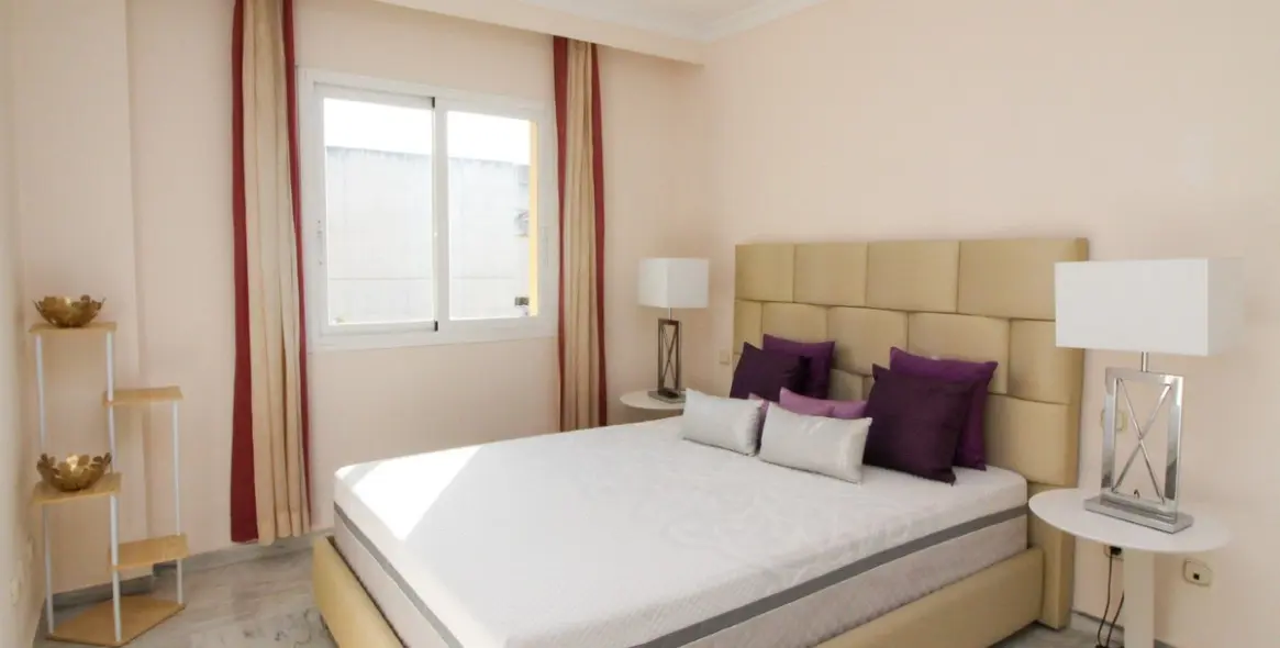 Venta de apartamento en planta media en The Golden Mile 14