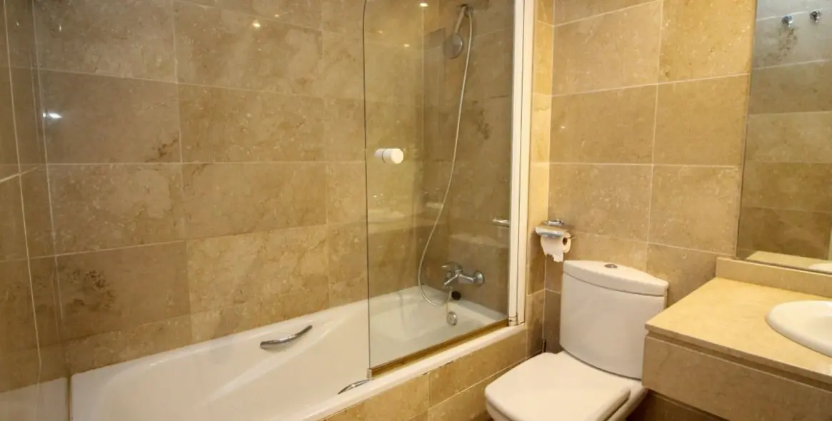 Venta de apartamento en planta media en The Golden Mile 16