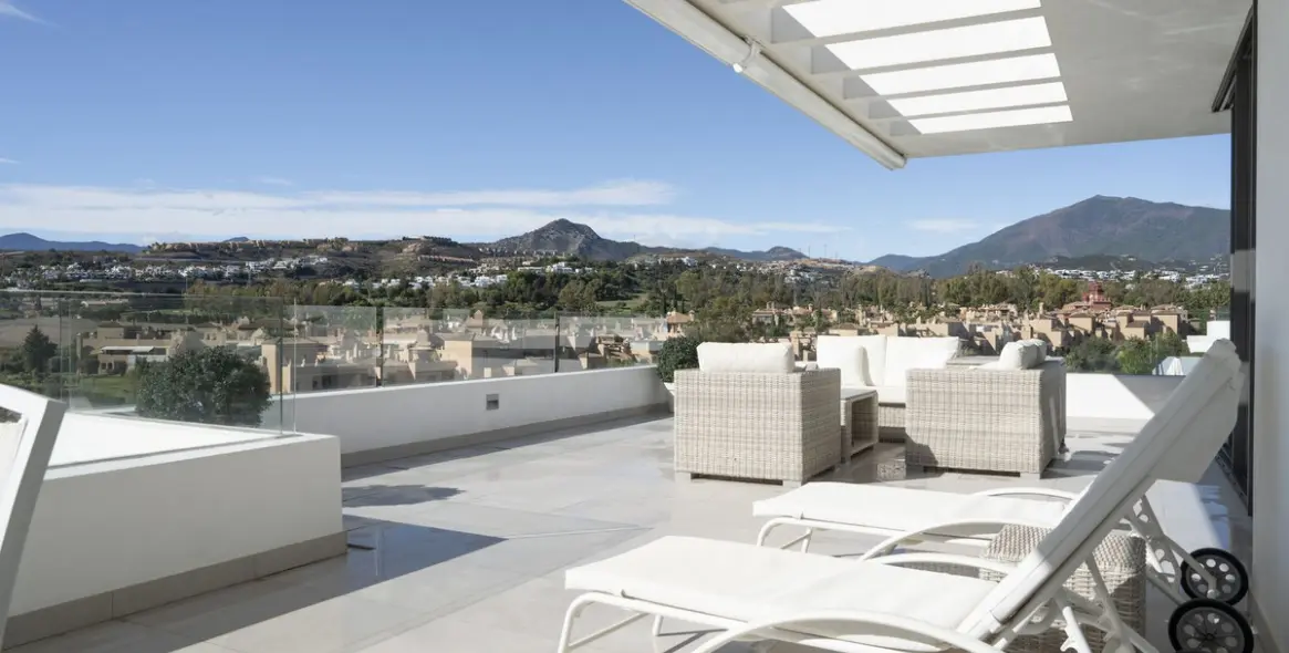 Short-term rent of penthouse duplex in Estepona 19