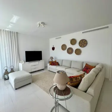 Краткосрочная аренда двухуровневого пентхауса в Estepona