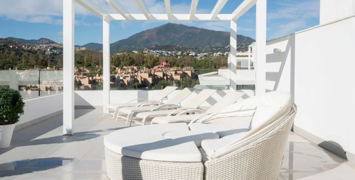 Краткосрочная аренда двухуровневого пентхауса в Estepona 23