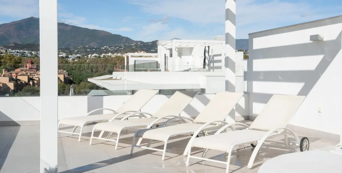 Краткосрочная аренда двухуровневого пентхауса в Estepona 24