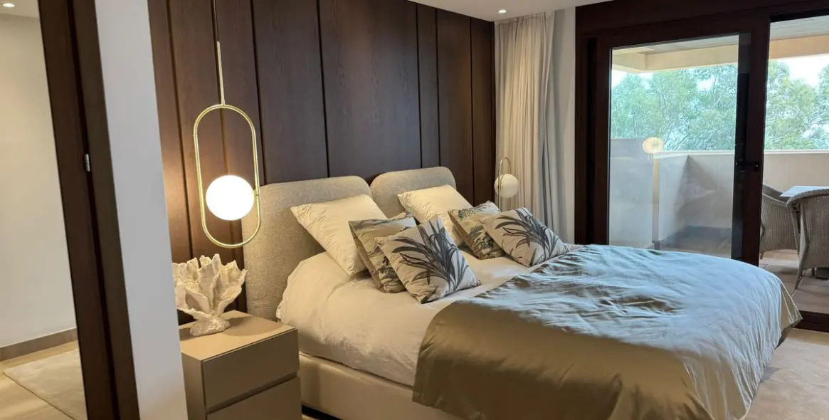 Долгосрочная аренда апартаментов на среднем этаже в New Golden Mile 4