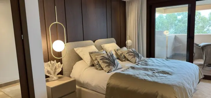 Долгосрочная аренда апартаментов на среднем этаже в New Golden Mile 3