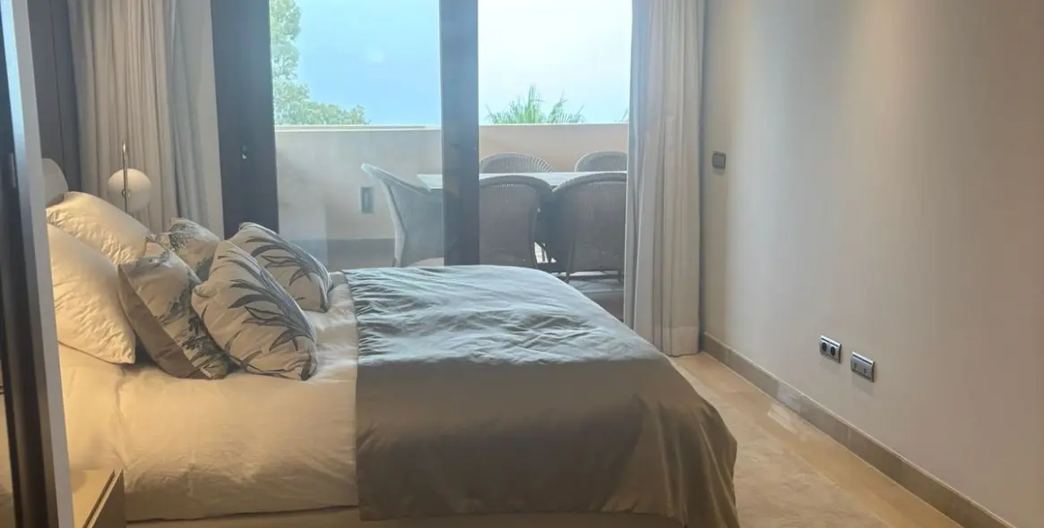 Долгосрочная аренда апартаментов на среднем этаже в New Golden Mile 12