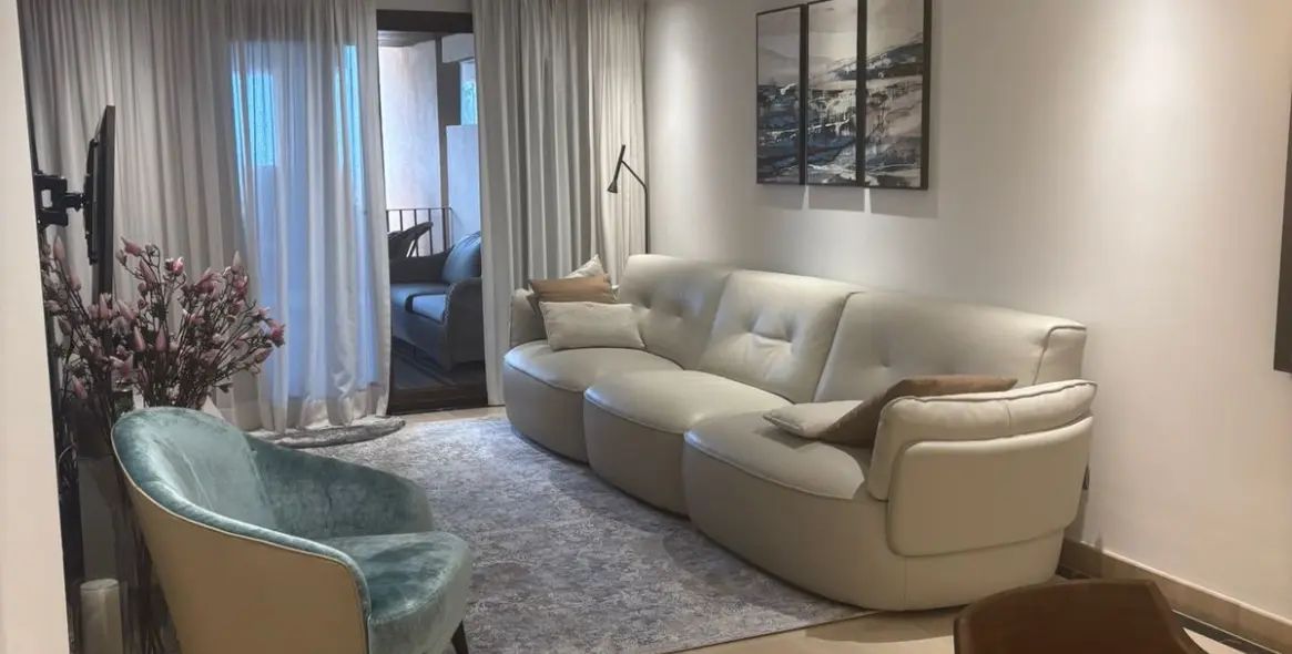 Долгосрочная аренда апартаментов на среднем этаже в New Golden Mile 22