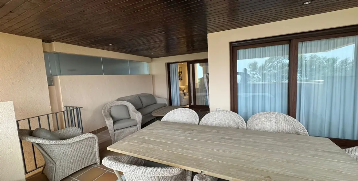 Долгосрочная аренда апартаментов на среднем этаже в New Golden Mile 37