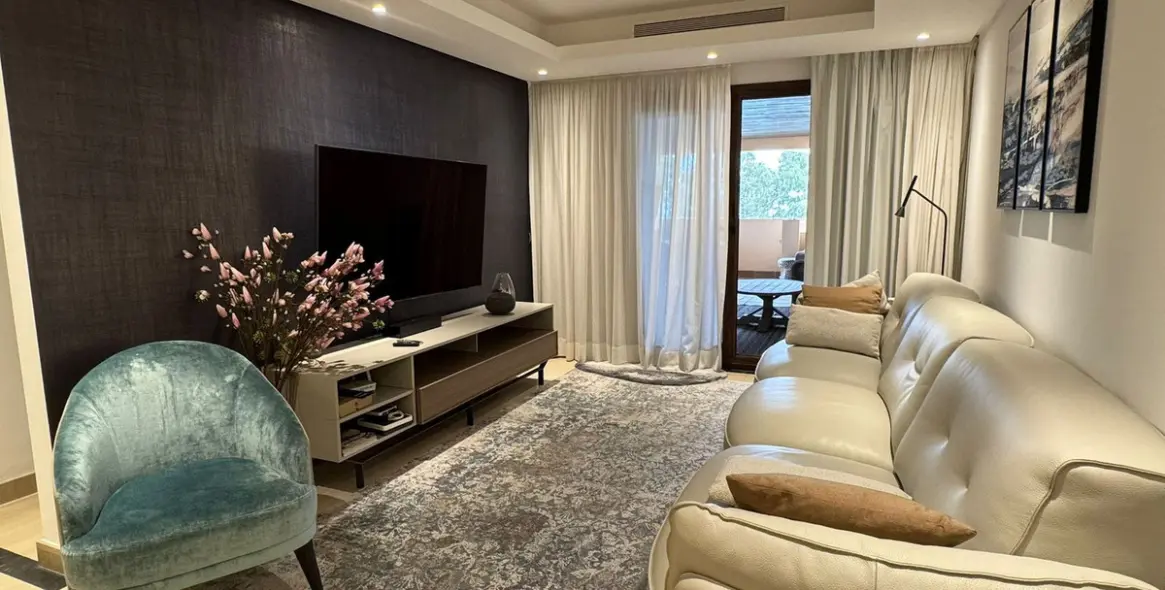 Долгосрочная аренда апартаментов на среднем этаже в New Golden Mile 38