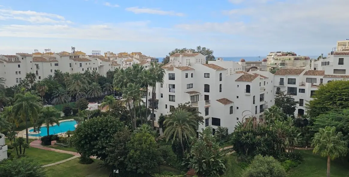 Long-term rent of middle floor apartment in Marbella (district Puerto Banús) 1