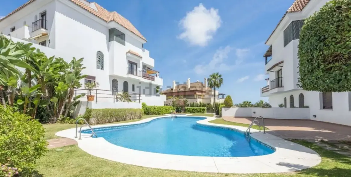 Long-term rent of middle floor apartment in Marbella (district The Golden Mile) 1
