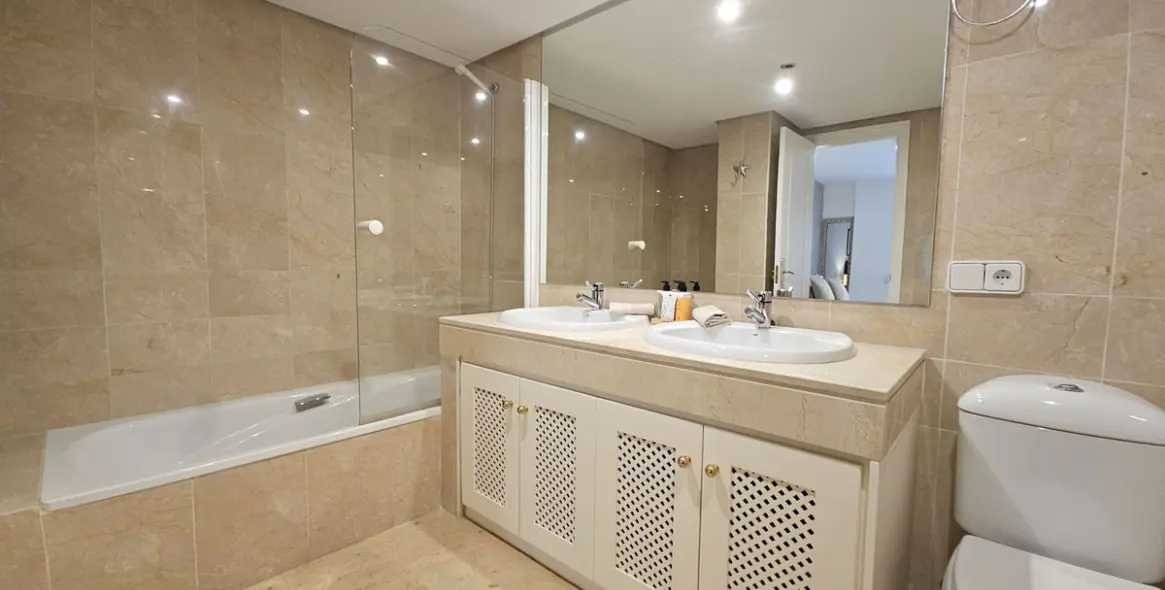 Long-term rent of middle floor apartment in Marbella (district The Golden Mile) 9