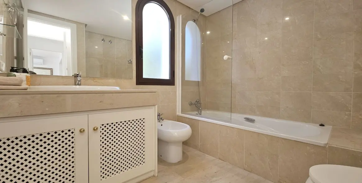 Long-term rent of middle floor apartment in The Golden Mile 12