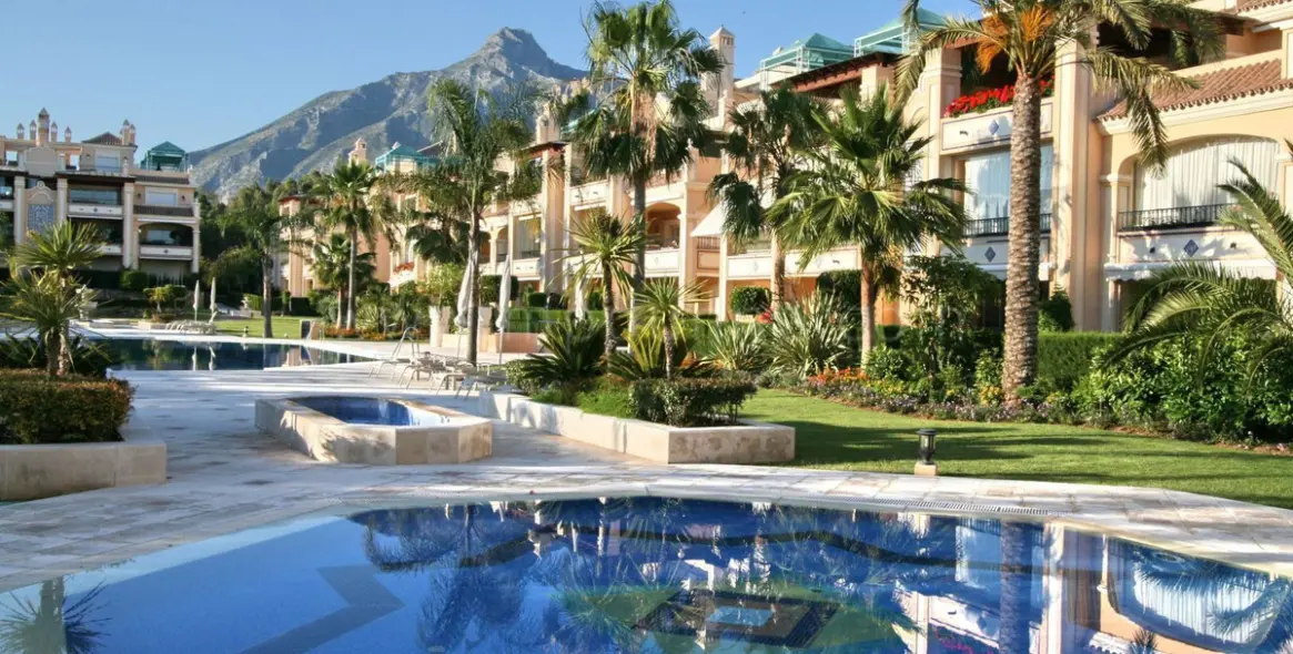 Long-term rent of ground floor apartment in Marbella (district The Golden Mile) 1