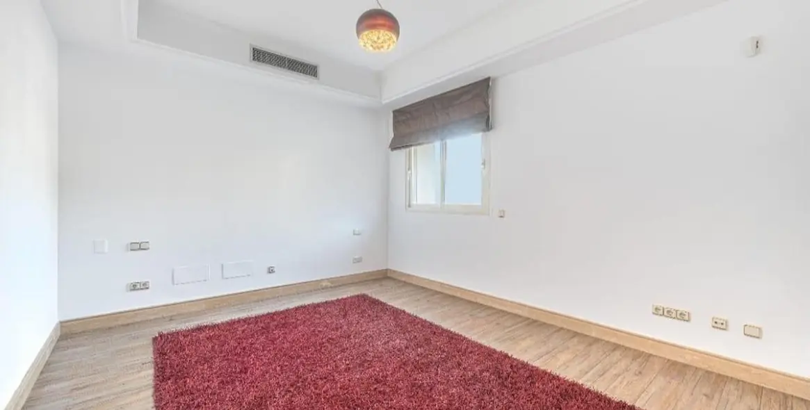 Долгосрочная аренда апартаментов на первом этаже в The Golden Mile 19