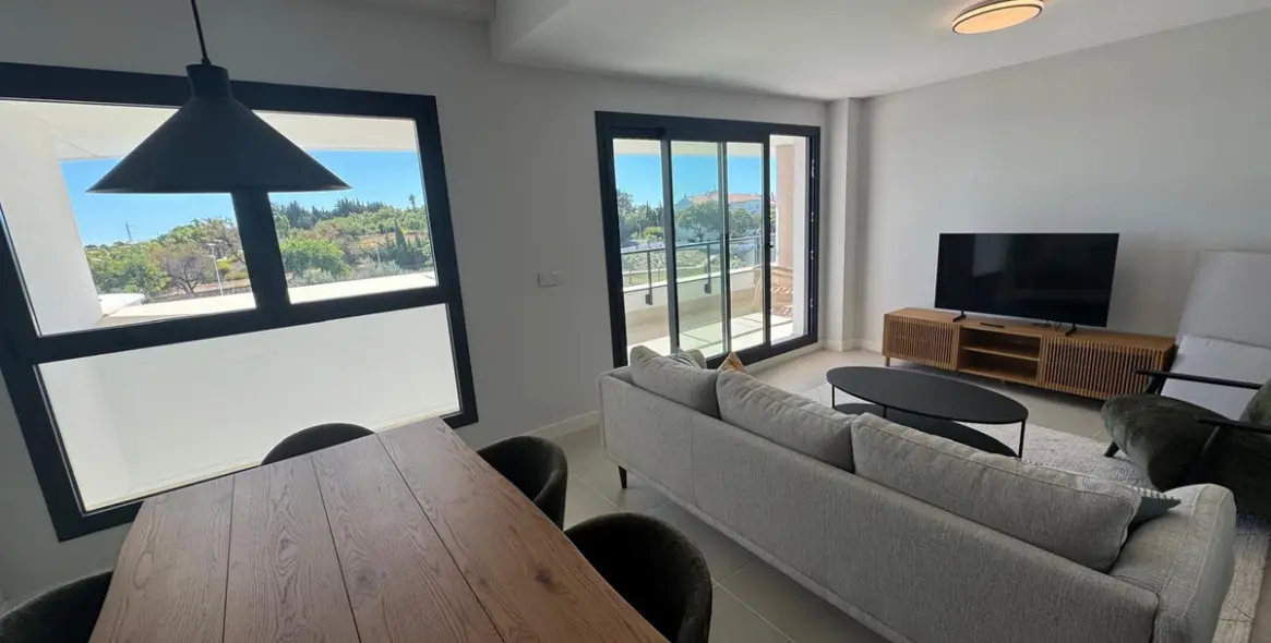 Long-term rent of middle floor apartment in Estepona 1