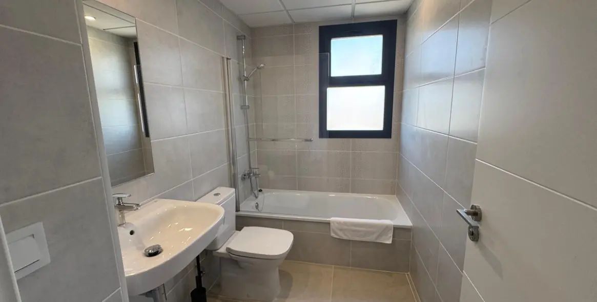 Long-term rent of middle floor apartment in Estepona 5