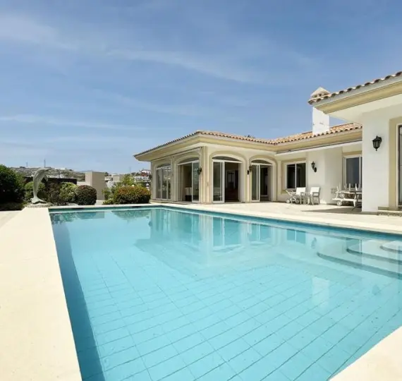 Long-term rent of detached villa in Benahavís