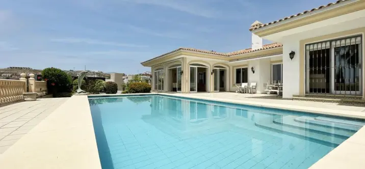 Long-term rent of detached villa in Benahavís 0