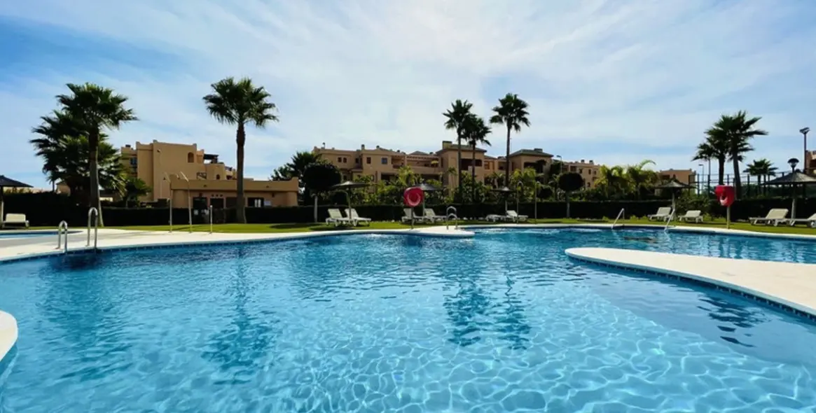 Продажа апартаментов на среднем этаже в Casares Playa 2