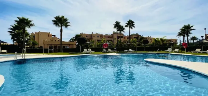 Продажа апартаментов на среднем этаже в Casares Playa 1