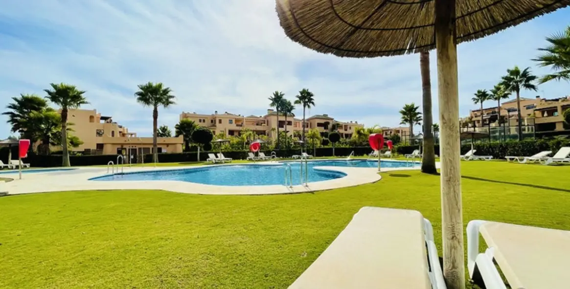 Продажа апартаментов на среднем этаже в Casares Playa 5