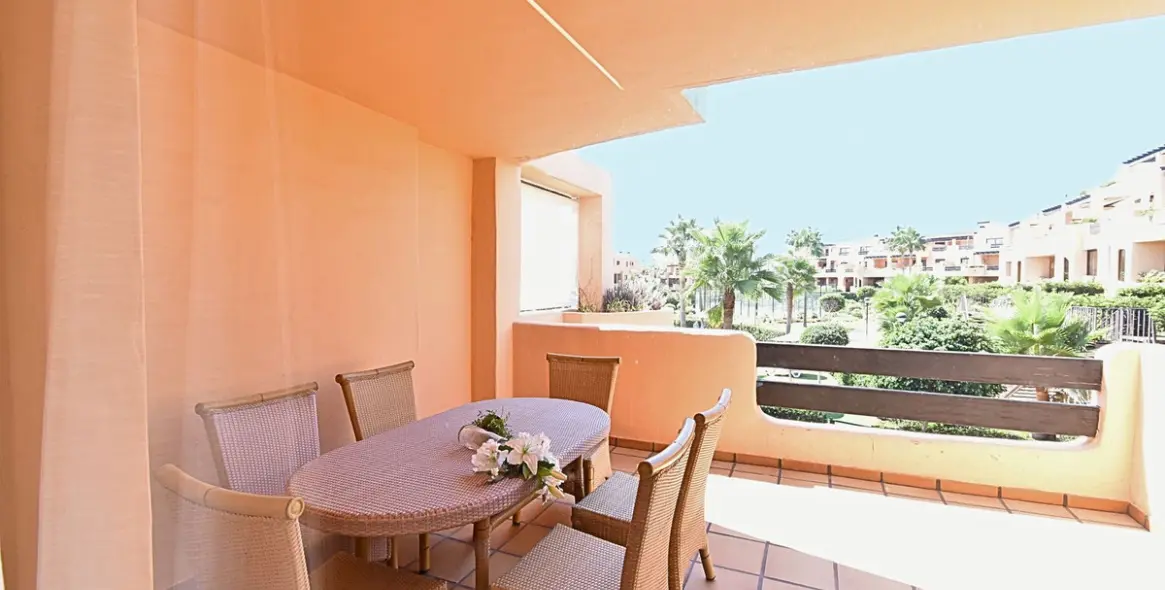 Продажа апартаментов на среднем этаже в Casares Playa 6