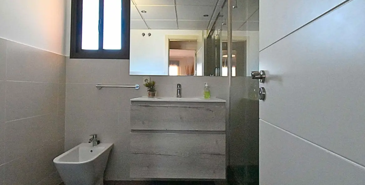 Продажа апартаментов на среднем этаже в Casares Playa 9