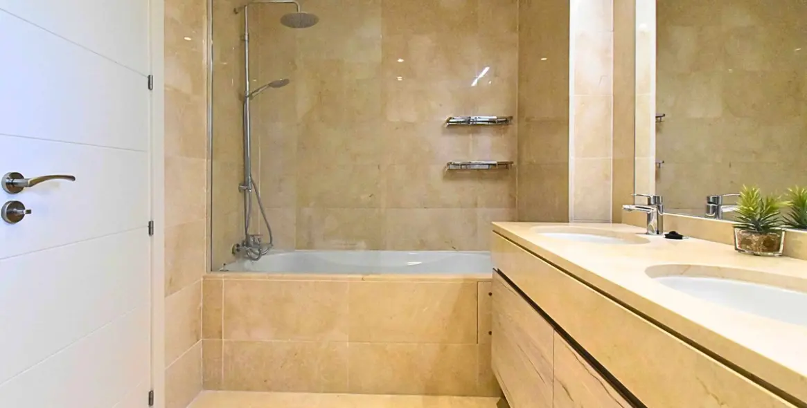 Продажа апартаментов на среднем этаже в Casares Playa 10