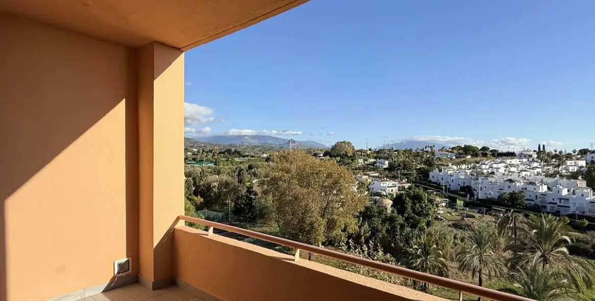 Sale of middle floor apartment in Estepona (district Estepona) 2