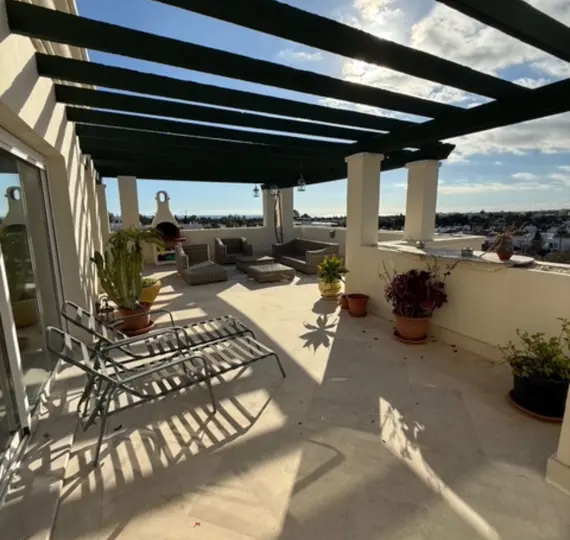 Sale of penthouse in Nueva Andalucía