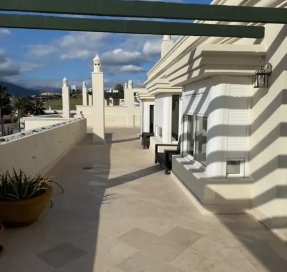 Sale of penthouse in Nueva Andalucía