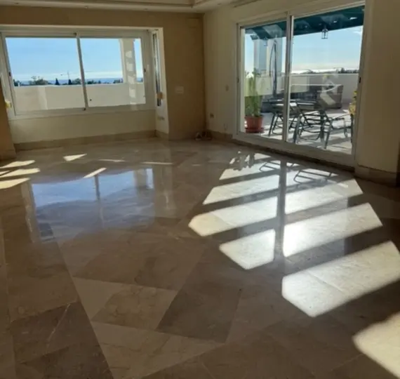 Sale of penthouse in Nueva Andalucía