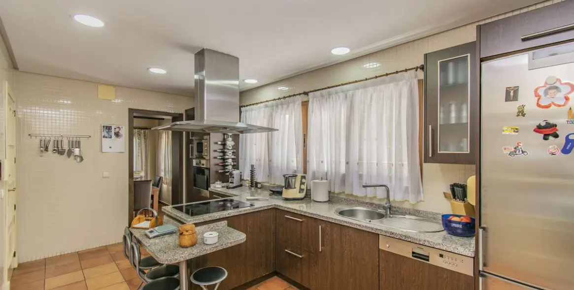 Sale of detached villa in Nagüeles 17