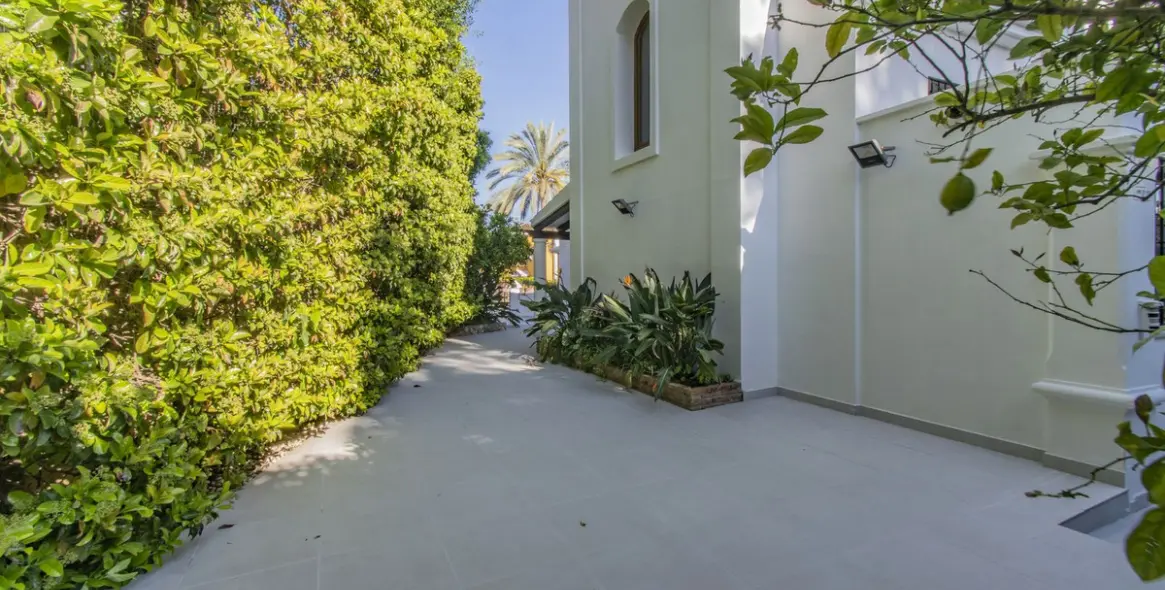 Sale of detached villa in Nagüeles 18