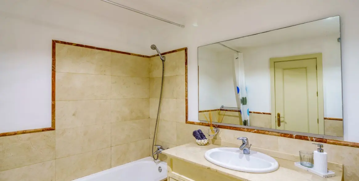 Sale of ground floor apartment in Marbella 18