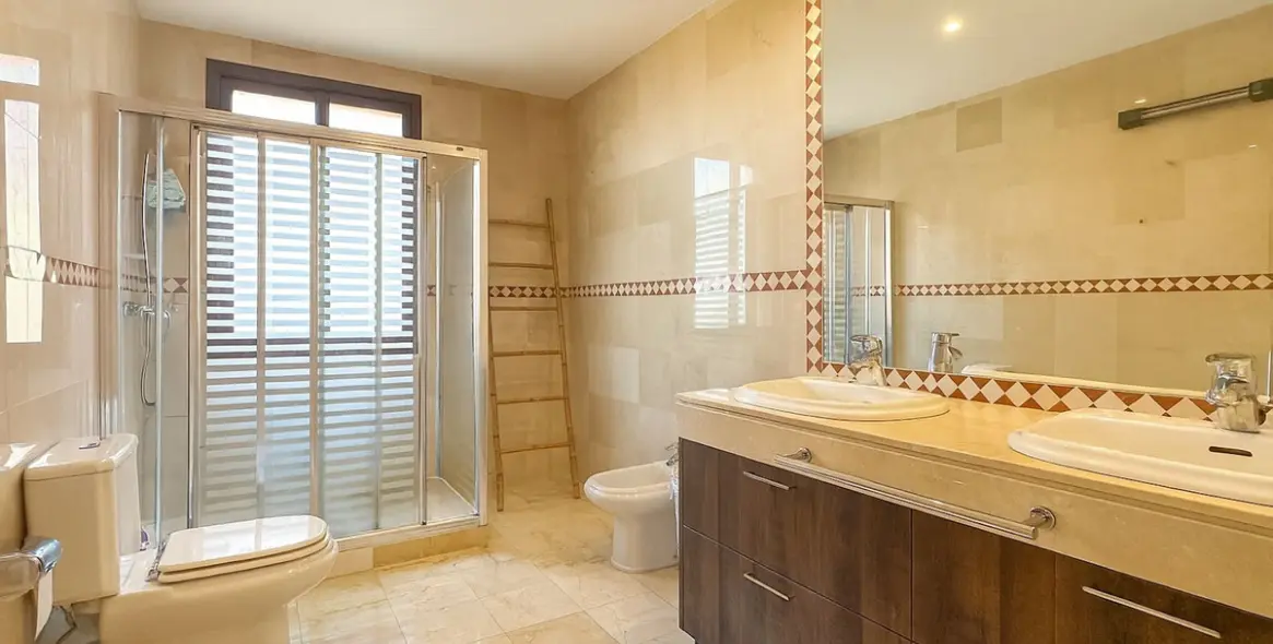 Sale of middle floor apartment in La Mairena 26