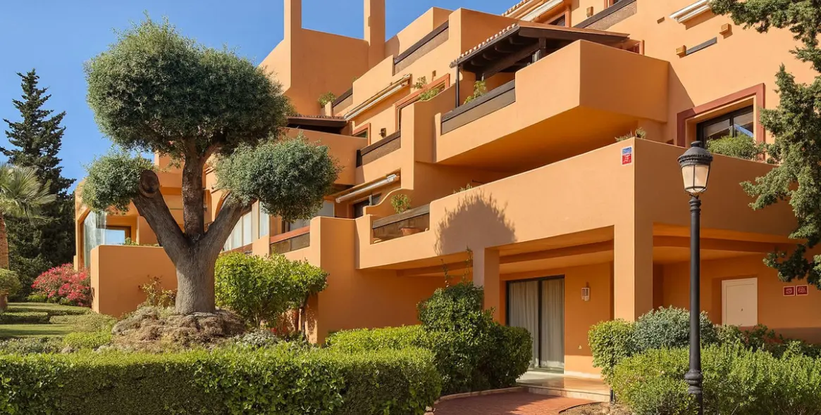 Sale of middle floor apartment in La Mairena 35