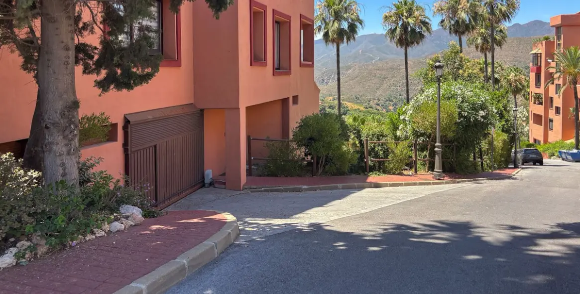 Sale of middle floor apartment in La Mairena 39