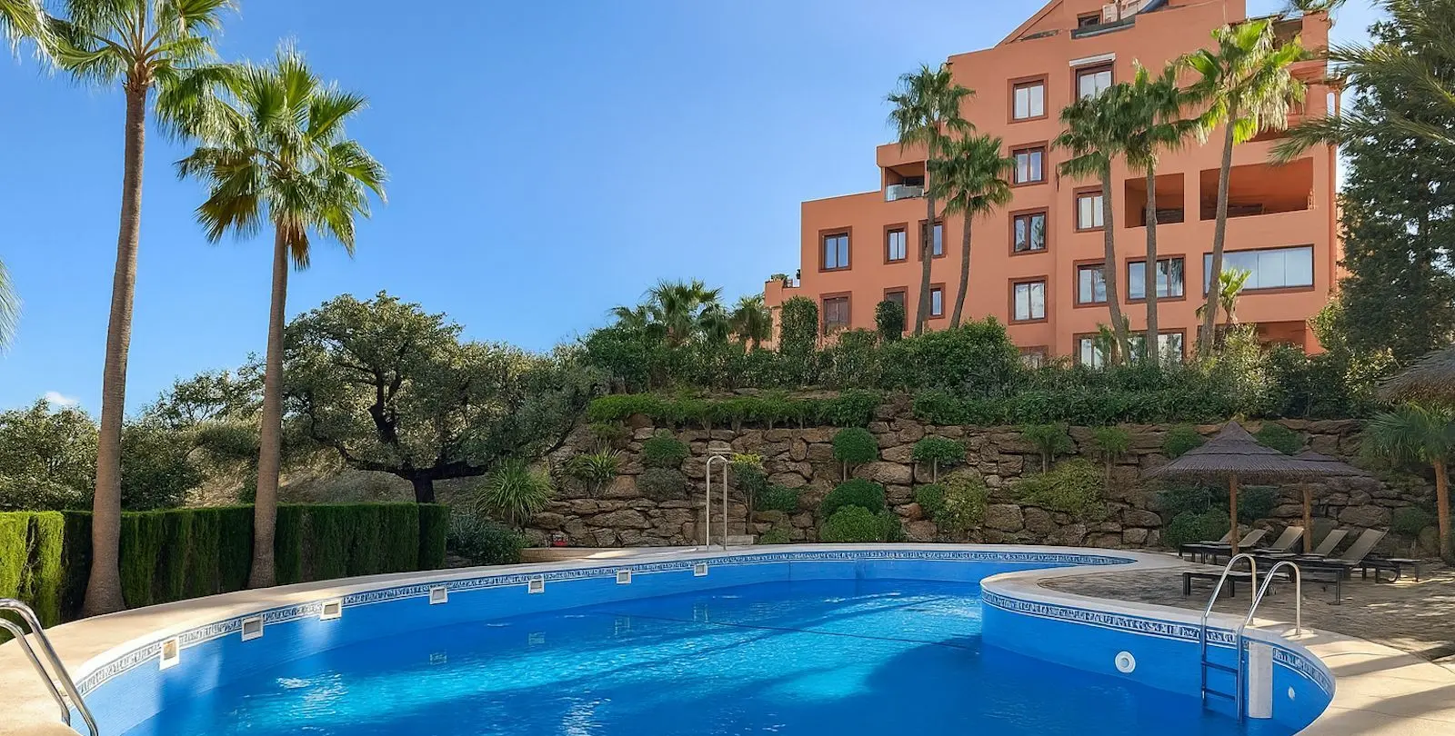 Venta de apartamento en planta media en La Mairena 35