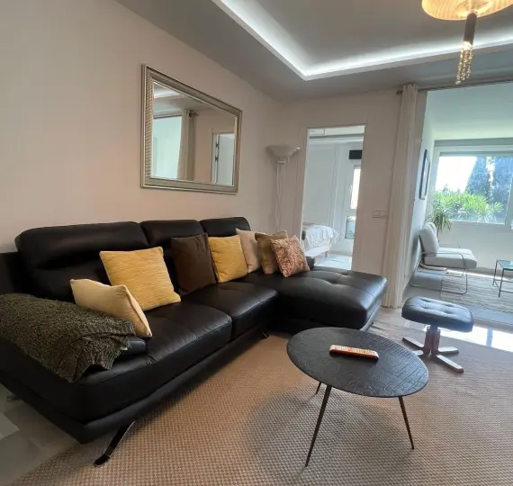 Sale of middle floor apartment in Nueva Andalucía