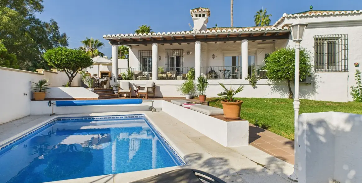 Продажа  отдельно стоящей виллы в Estepona 30