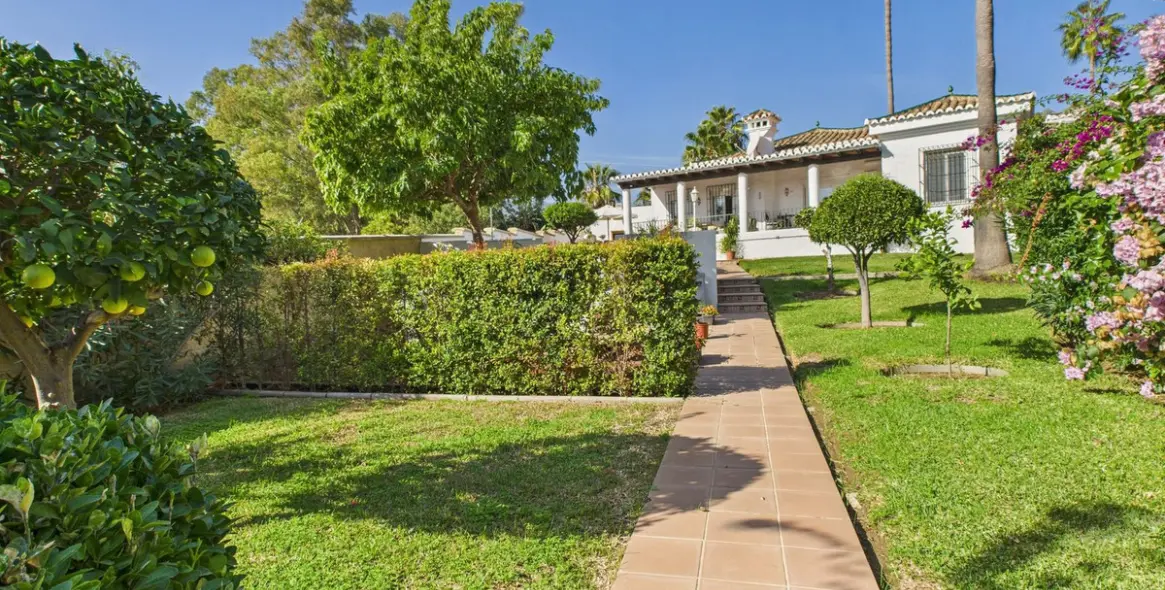 Продажа  отдельно стоящей виллы в Estepona 31