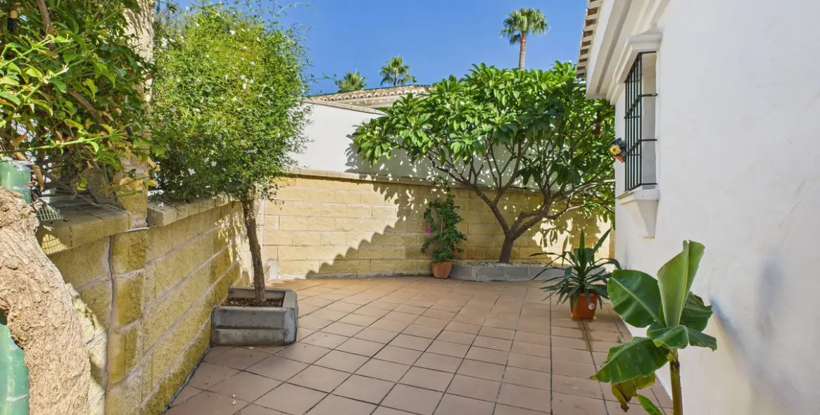 Продажа  отдельно стоящей виллы в Estepona 36