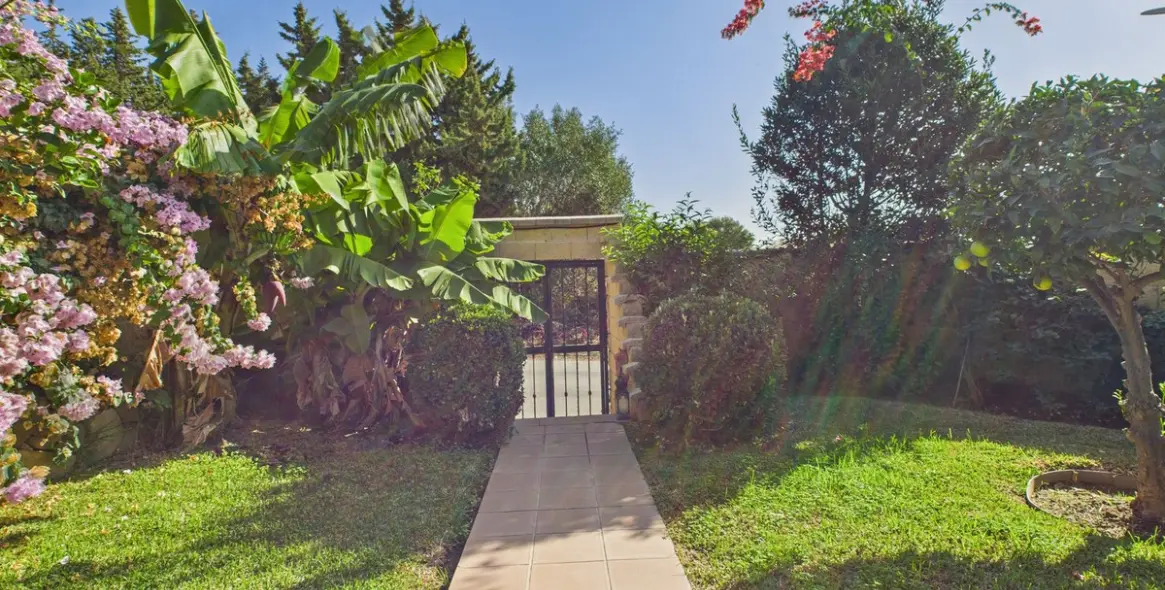 Продажа  отдельно стоящей виллы в Estepona 41