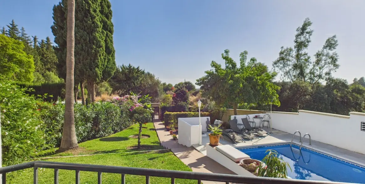 Sale of detached villa in Estepona 34