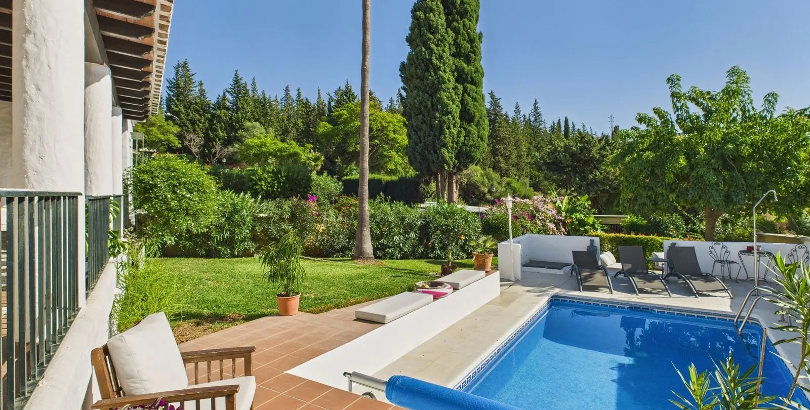 Продажа  отдельно стоящей виллы в Estepona 4