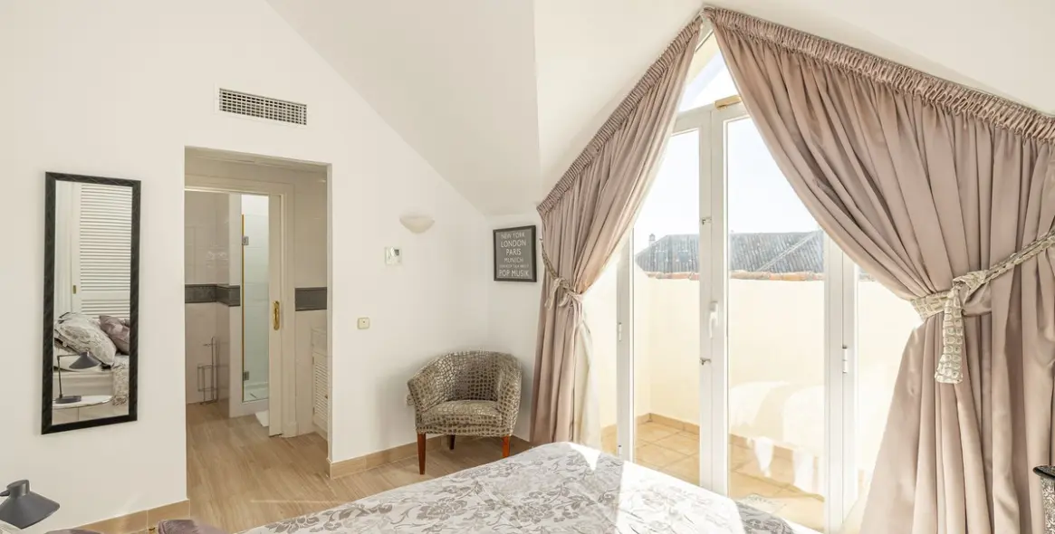 Продажа двухуровневого пентхауса в Elviria 8