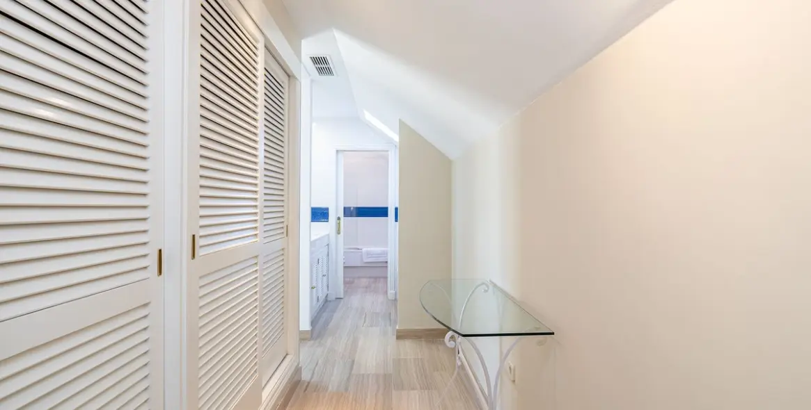 Продажа двухуровневого пентхауса в Elviria 12